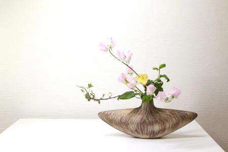 数世紀にわたる日本の生け花が安らぎを求める人々を引きつける