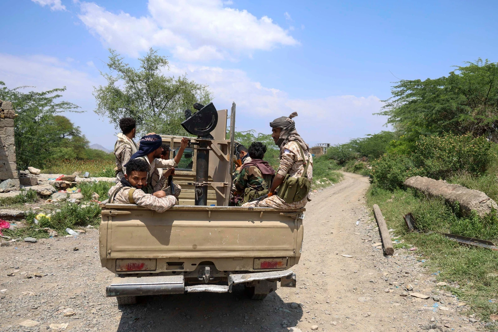 Yemeni forces repel major Houthi assaults in Taiz, strike targets in Sanaa