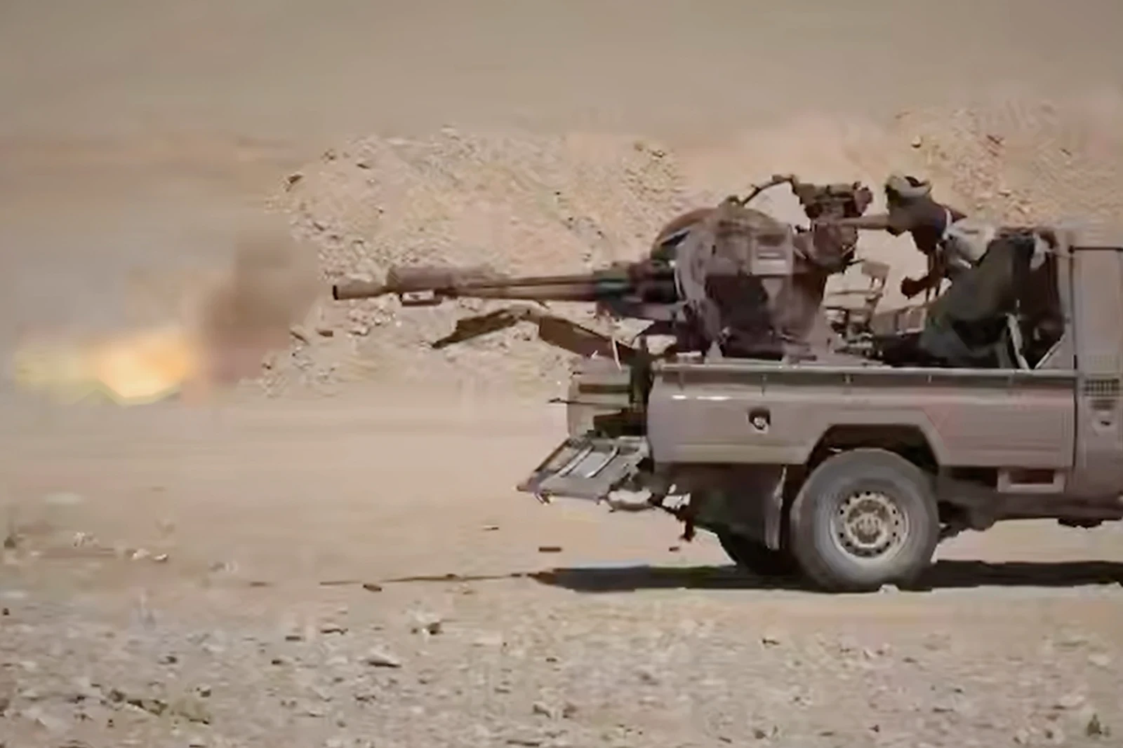 Yemeni forces battle Houthi assaults on strategic heights overlooking Bab Al-Mandab