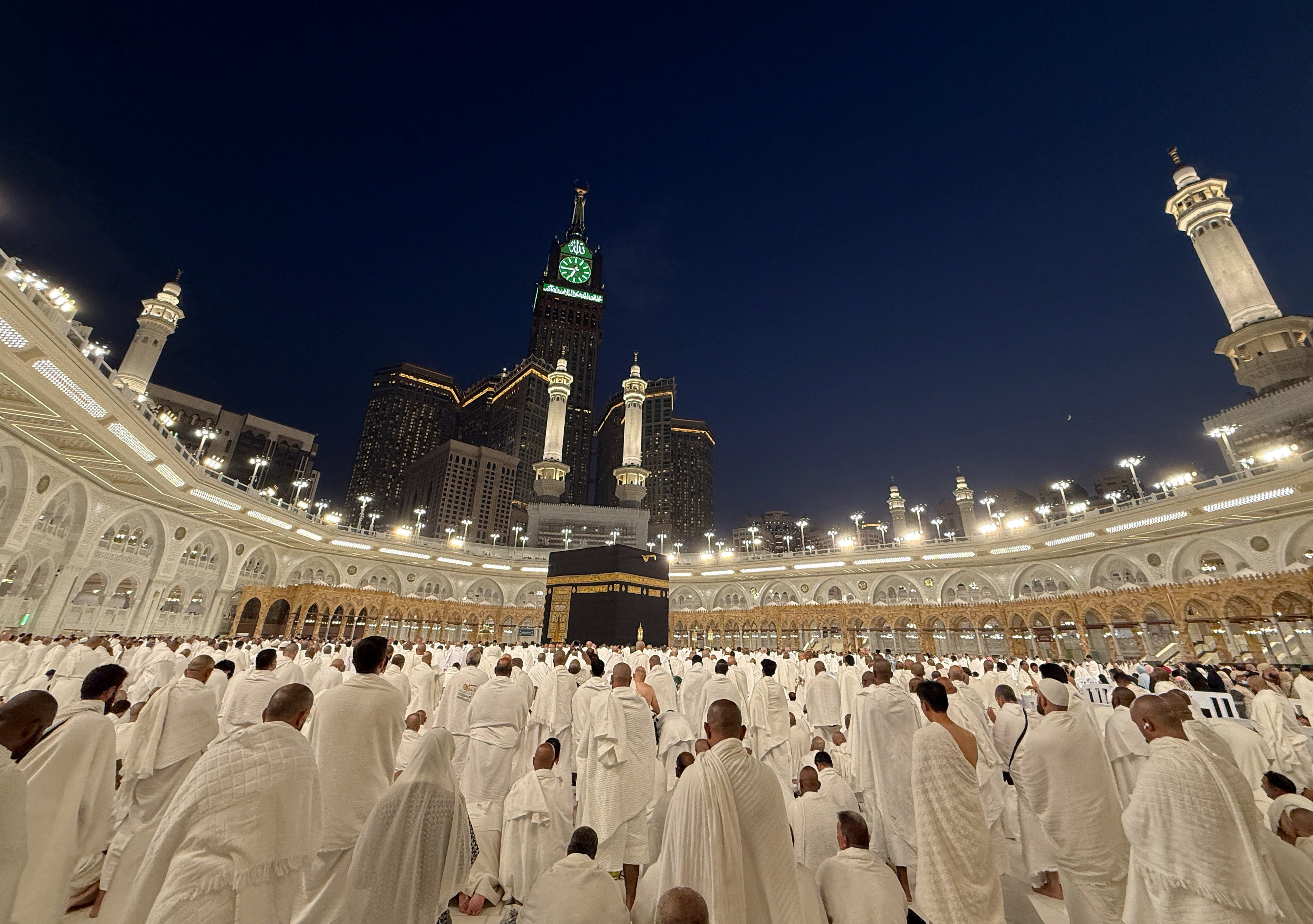 Des musulmans accomplissent la Omra à la Grande Mosquée de La Mecque, en Arabie saoudite, le 14 septembre 2026. Photo prise avec un téléphone portable. (REUTERS)