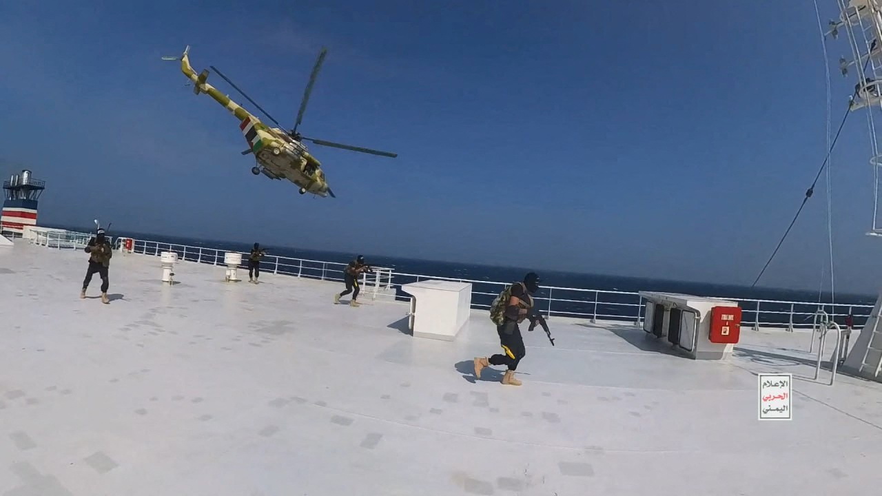 Un hélicoptère militaire houthi survole le cargo «Galaxy Leader» tandis que des combattants houthis marchent sur le pont du navire en mer Rouge, le 20 novembre 2023. (Reuters)