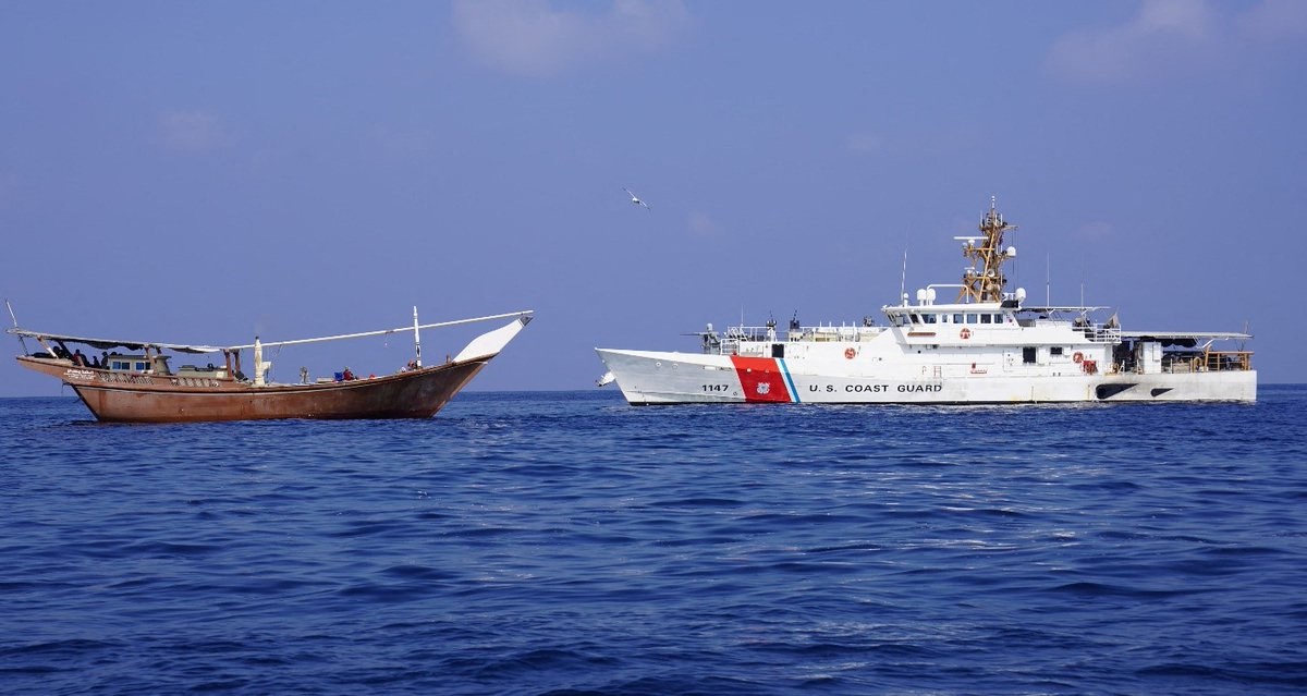 Une image fournie par le Commandement central américain (CENTCOM) le 15 février 2024, montre un patrouilleur de la marine américaine à côté d'un navire qui transporterait une cargaison d'armes iraniennes destinées aux rebelles Houthis du Yémen, saisie le 28 janvier. La marine américaine "a saisi des armes conventionnelles avancées et d'autres aides létales originaires d'Iran et destinées aux zones du Yémen contrôlées par les Houthis d'un navire dans la mer d'Oman le 28 janvier", a déclaré le Commandement central américain (CENTCOM) le 15 février. (Photo par US Central Command (CENTCOM) / AFP) / == USAGE ÉDITORIAL RESTREINT - MENTION OBLIGATOIRE "AFP PHOTO /US CENTCOM" - PAS DE MARKETING PAS DE CAMPAGNES PUBLICITAIRES - DISTRIBUÉ COMME UN SERVICE AUX CLIENTS ==
