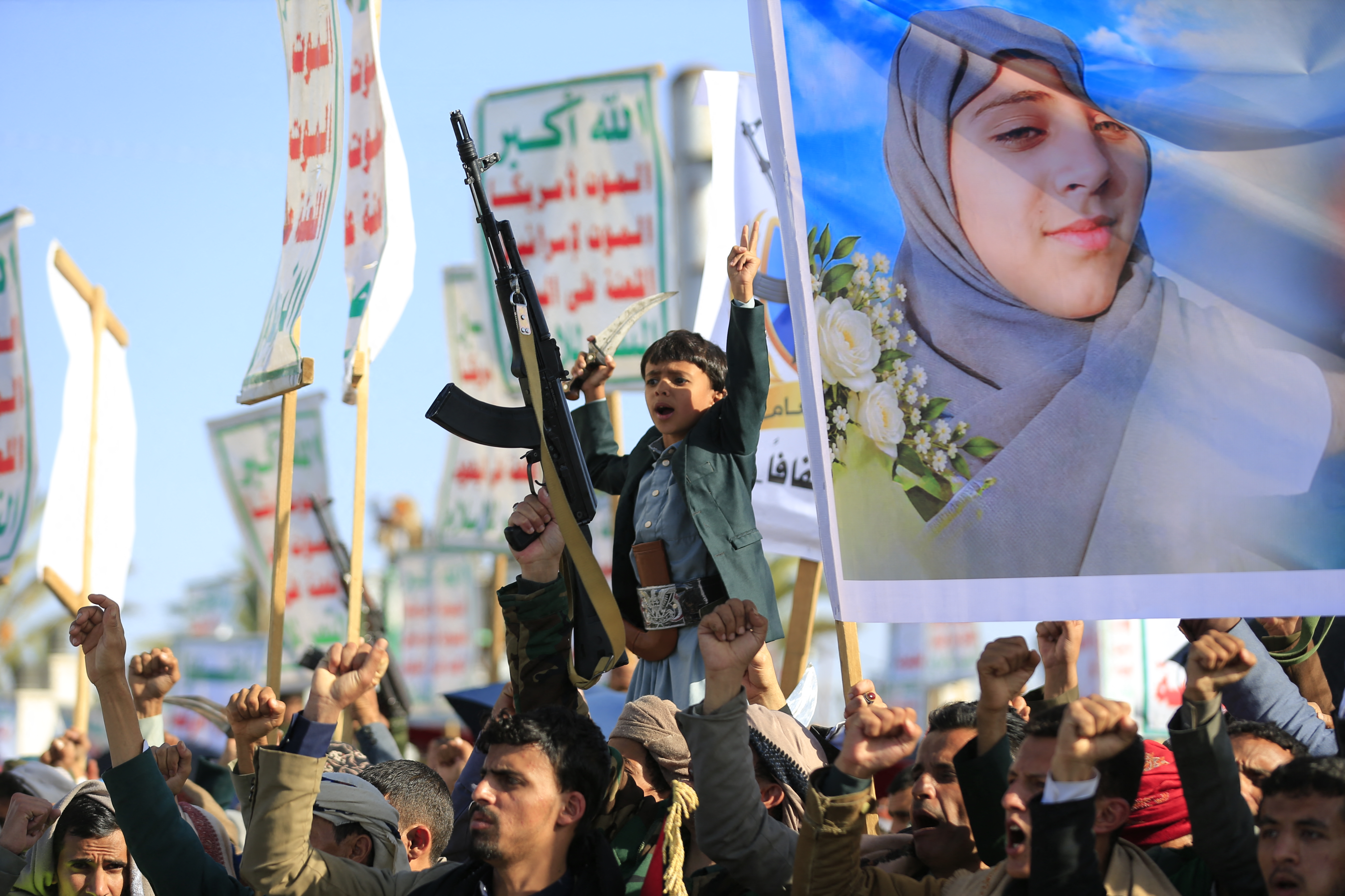 Des partisans des Houthis brandissent des armes lors d’une manifestation à Sanaa. M. Roule a déclaré que la dernière crise avait renforcé les liens de sécurité entre le Golfe et les États-Unis, malgré les craintes qu’elle n’entraîne Washington ou Riyad dans une nouvelle guerre régionale de longue durée. (AFP)