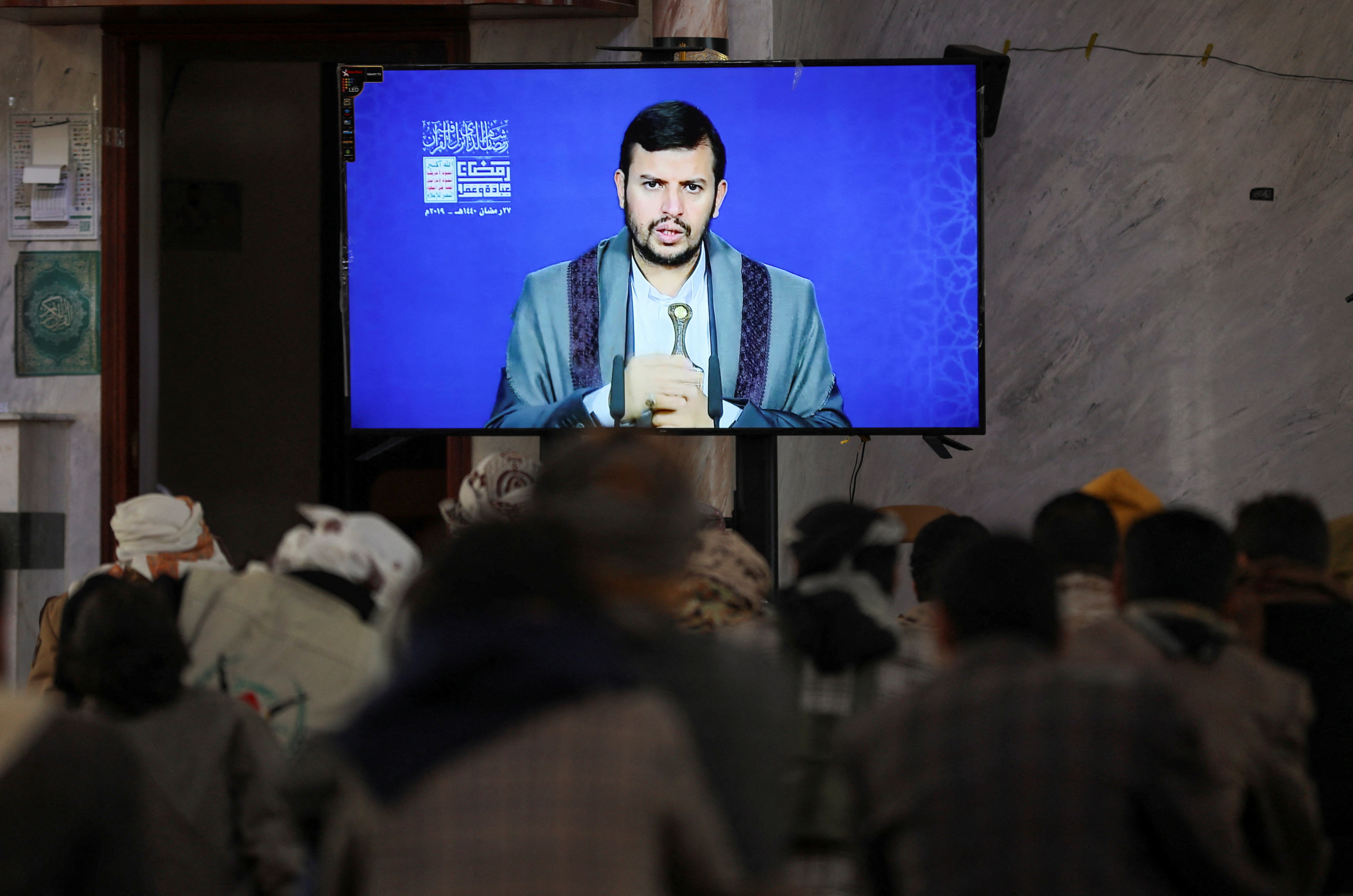 Des combattants houthis nouvellement recrutés regardent un exposé enregistré sur Israël et les Juifs, donné par le chef du mouvement, Abdul-Malik Al-Houthi. Ce dernier a déclaré que les journalistes étaient plus dangereux que les combattants ennemis et a déclaré la guerre à la presse. (Archives Reuters)