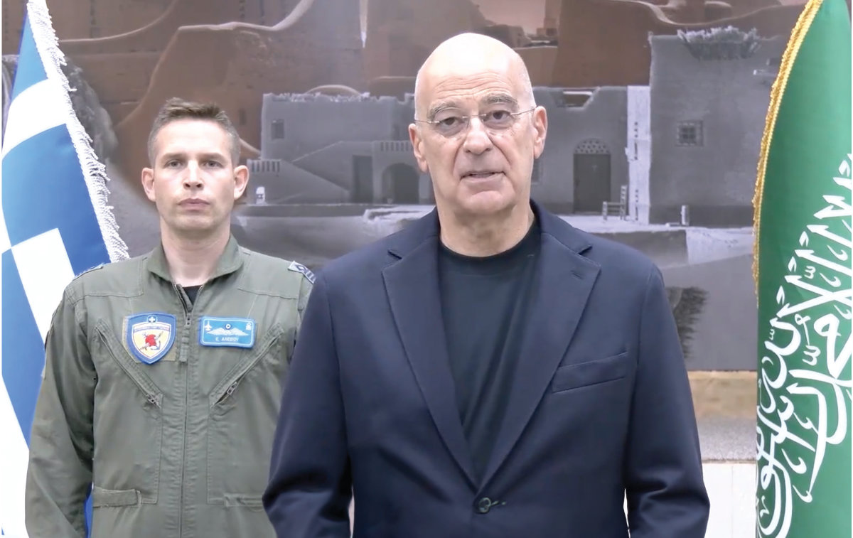 Le ministre grec de la Défense, Nikos Dendias, a publié cette photo sur X, indiquant avoir inspecté les batteries de missiles Patriot grecques déployées à Yanbu et rencontré des membres des forces helléniques stationnées sur place. (X : @NikosDendias)