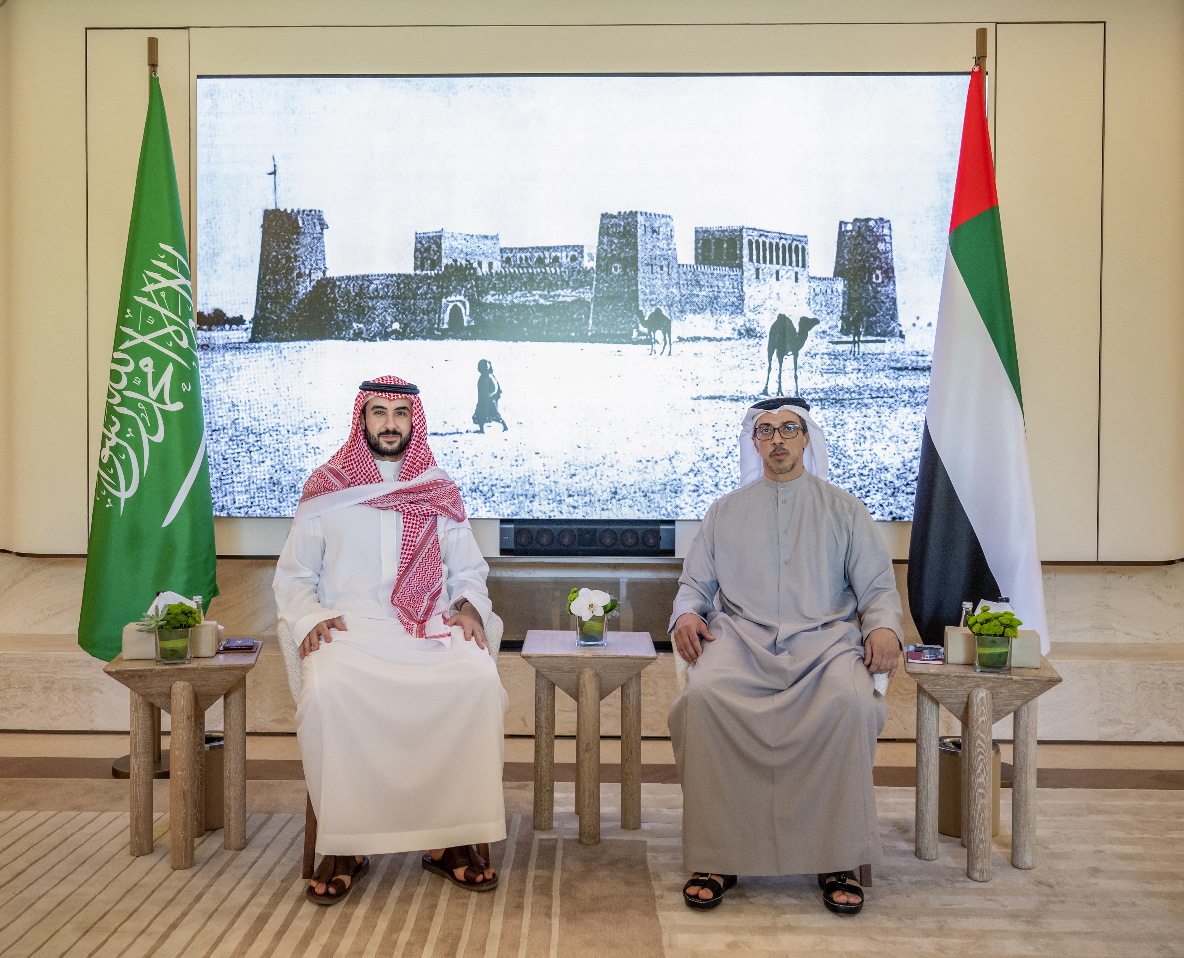 Le prince Khalid bin Salman a rencontré dimanche à Abou Dhabi le vice-président des Émirats arabes unis, le cheikh Mansour bin Zayed Al-Nahyan. (@kbsalsaud)