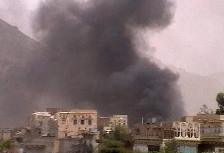 Une capture d'écran d'une vidéo diffusée le 12 août 2009 par le bureau d'Abdel Malek Al-Houthi, le chef des rebelles zaïdites du Yémen, montre de la fumée s'élevant des bâtiments endommagés dans le quartier de Haydan, près de Saada, dans le nord du Yémen, à la suite de violents combats entre le groupe rebelle chiite et les forces gouvernementales. (Archives AFP)