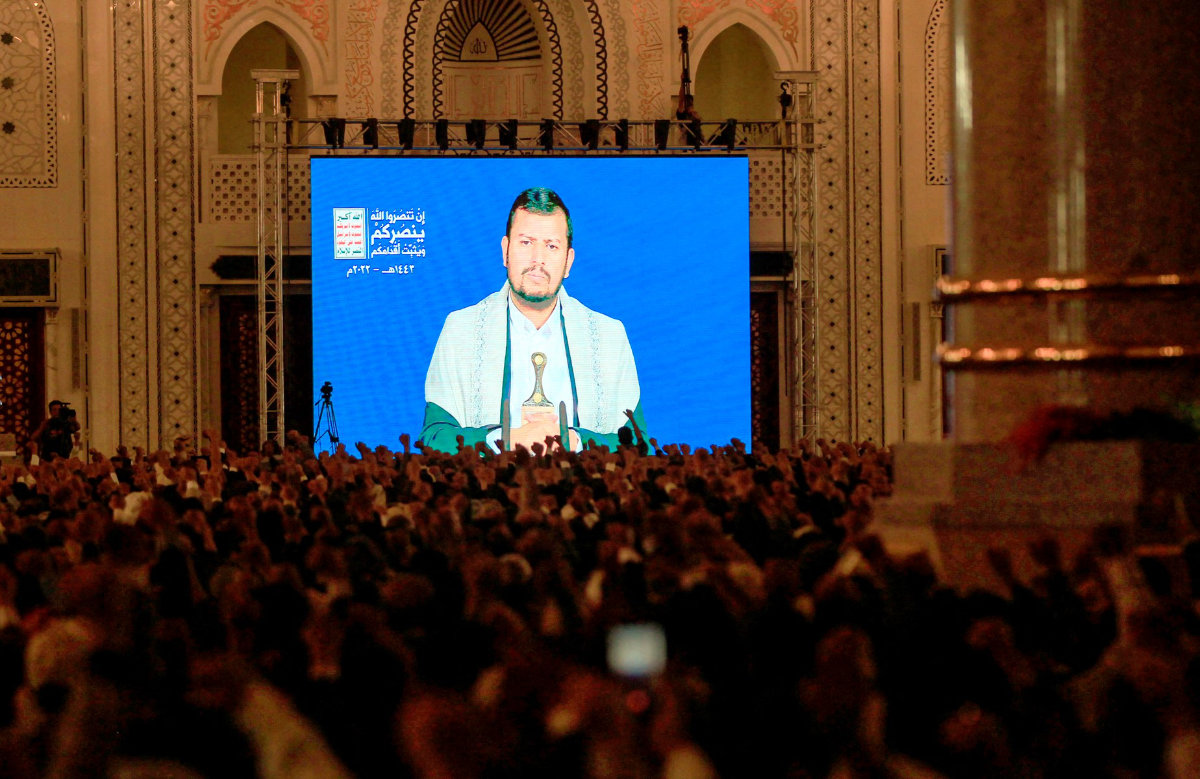 Des partisans du mouvement chiite houthi au Yémen écoutent un discours de leur chef, Abdel Malek Al-Houthi, diffusé sur un écran géant à l’intérieur d’une mosquée de la capitale, Sanaa, le 22 juin 2022. (Archives AFP)