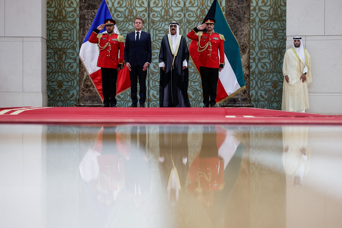 Arrivé au Koweït, première étape de cette tournée, Emmanuel Macron a été accueilli par l’émir Mechaal al-Ahmad Al-Sabah. Le chef de l’État poursuivra ensuite sa visite aux Émirats arabes unis, avant de se rendre à Bahreïn et au Qatar.