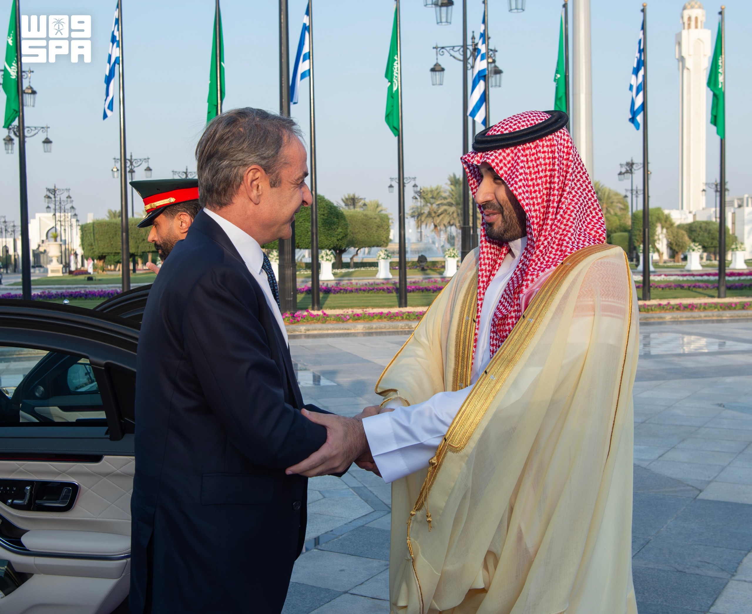 Le prince héritier saoudien Mohammad ben Salmane et le Premier ministre grec Kyriakos Mitsotakis se serrent la main à Riyad dimanche. (SPA)
