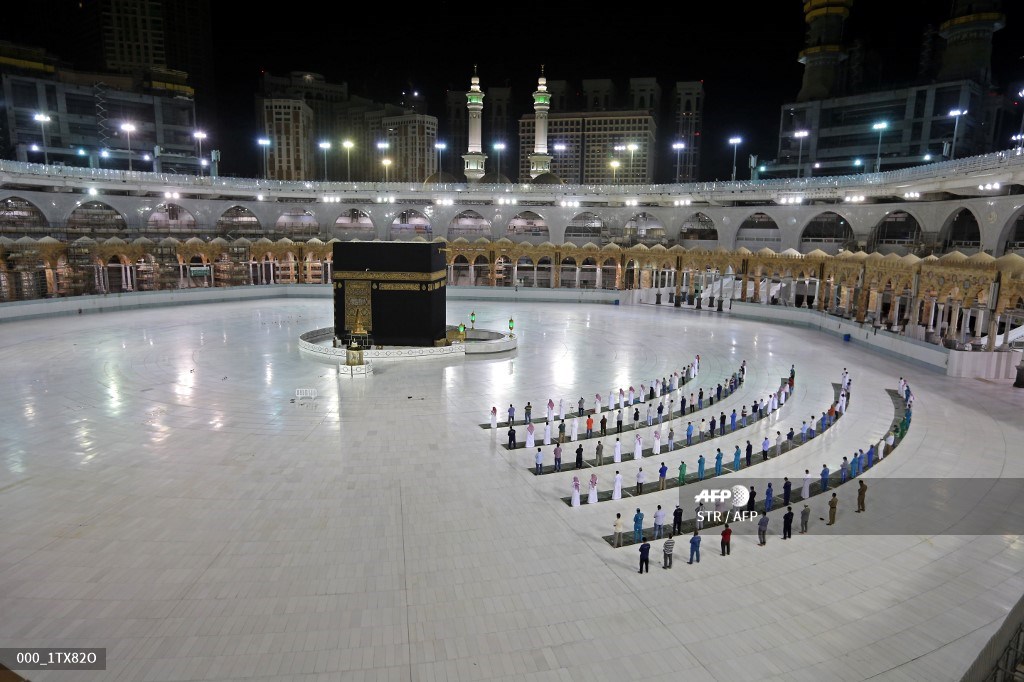 Au complexe de la Grande Mosquée, à la Mecque, le site le plus saint de l’islam, de rares fidèles récitant la prière de l’aube le 23 juin dernier, devant la Kaaba. (STR/AFP)