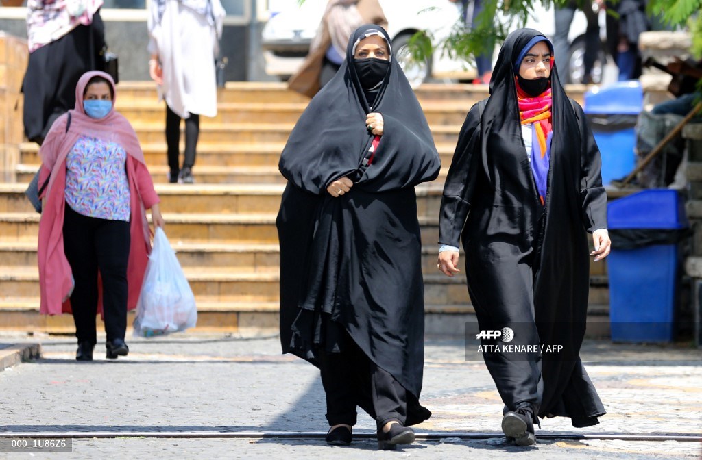 Femmes iraniennes portant le masque dans une rue de Téhéran (Atta Kenare-AFP)