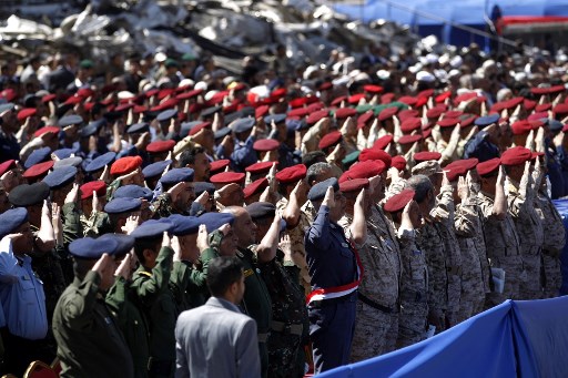 Des officiers de l’armée alliés aux Houthis participant à un rassemblement à Sanaa en commémoration de la troisième année de la guerre, en mars 2018. (Archives-AFP)