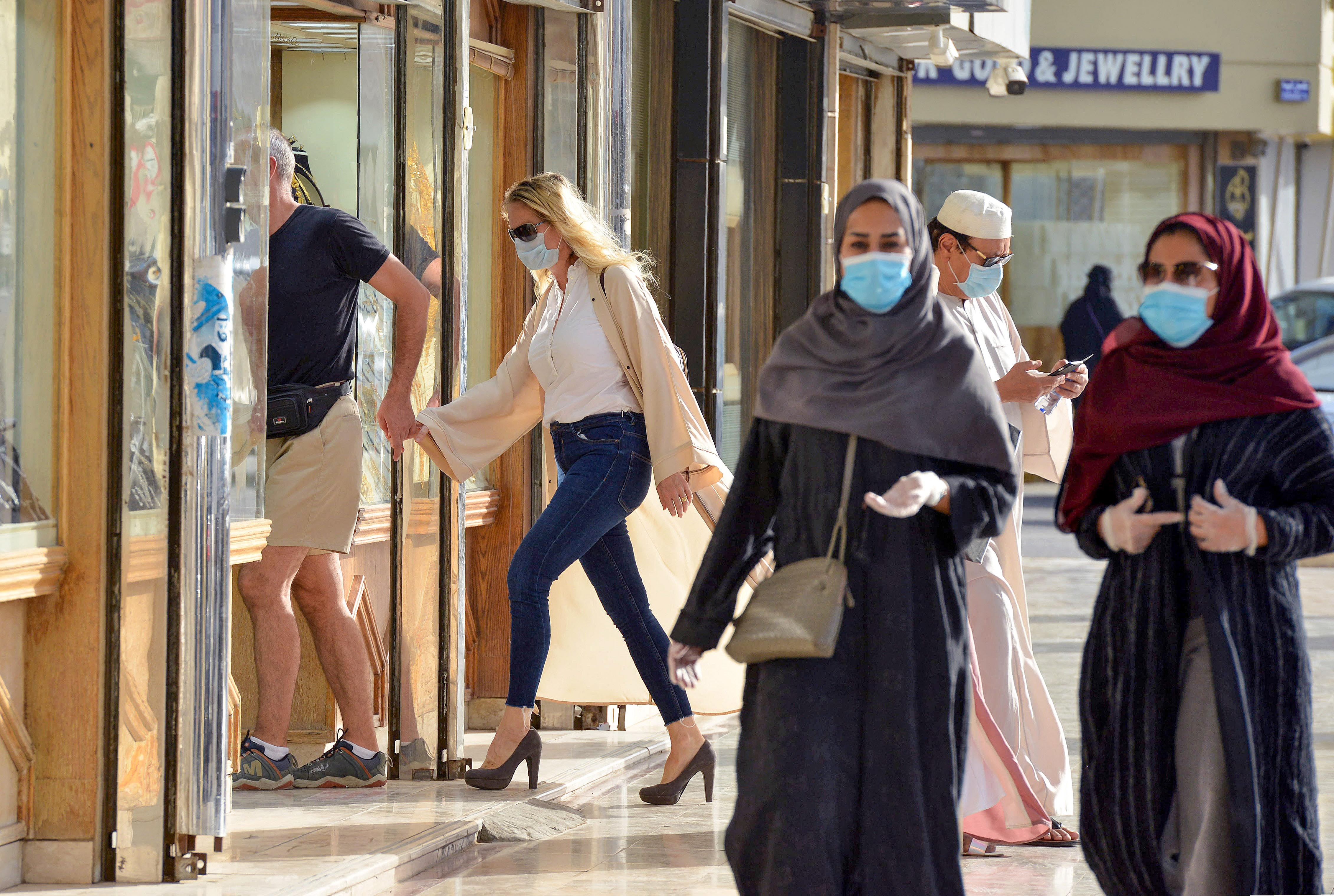 Les Saoudiens se sont rués sur les magasins dès la levée du couvre-feu (Fayez Nureldine / AFP)