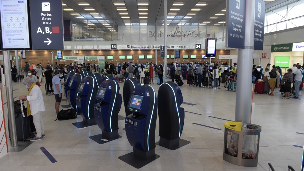 Redémarrage d'Orly au ralenti et perturbé par des militants écologistes