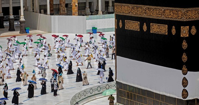 "Comme dans un rêve", les pèlerins marchent autour de la Kaaba lors du premier rituel du Hajj