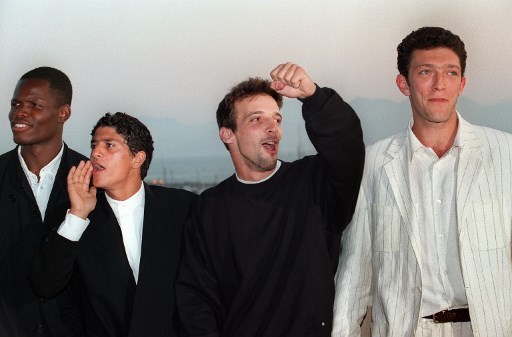 De g à d les acteurs Hubert Kounde, Said Taghmaoudi et Vincent Cassel entourant le réalisateur Mathieu Kassovitz, prix de la mise en scène en 1995, au 48e festival de Cannes, pour « La Haine ». (Gérard Fouet/AFP)