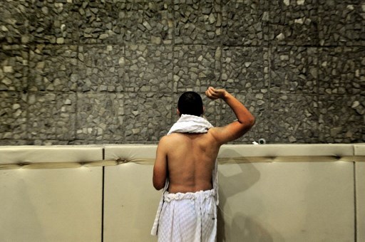 Pèlerin effectuant les « Jamarat ». La lapidation de Satan à Mina, à proximité de la ville sainte de la Mecque, fait partie, avec la circonvolution autour de la Kaaba, des rituels du hajj. (Mustafa Ozer/AFP)
