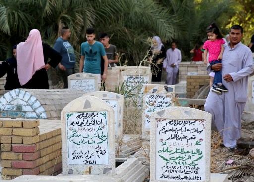 Au premier jour de Aid el-Adha, fête du Sacrifice qui marque la fin du pèlerinage à la Mecque, les Irakiens se rendent aux cimetières pour prier. (Sabah Arar/archives AFP)