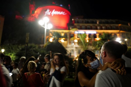 Spectateurs masqués le 11 juillet dernier, à Nice, lors du premier concert public depuis le confinement produit par le DJ français The Avener (Yann Coatsaliou/AFP)