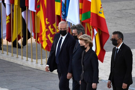 La délégation officielle européenne accompagnée par le directeur général de l’OMS Tedros Adhanomen, lors d’une cérémonie officielle en Espagne le 16 juillet en l’honneur des 27000 victimes espagnoles de la crise du coronavirus (Pierre-Philippe Marcou/AFP)
