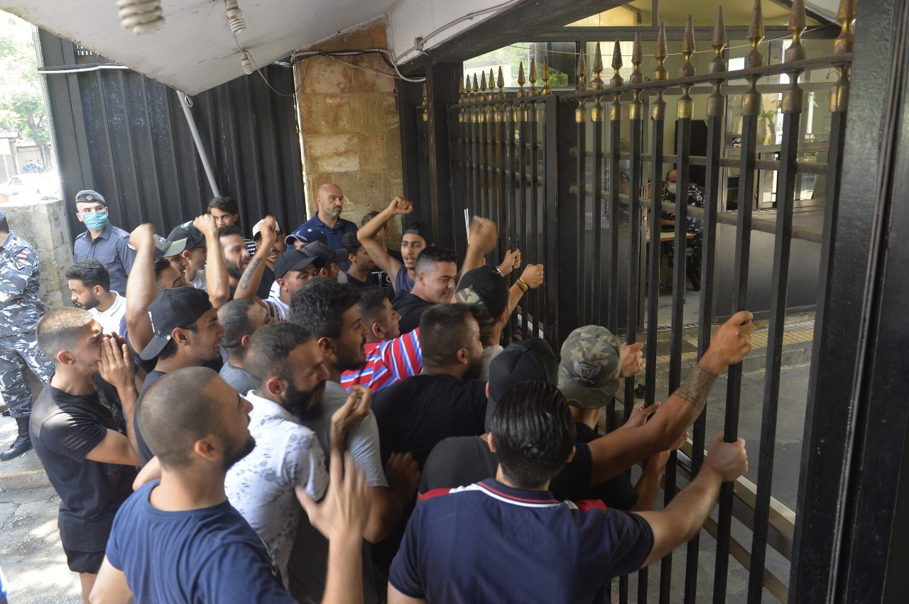 Liban: des manifestants tentent de forcer le portail du ministère de l'Intérieur