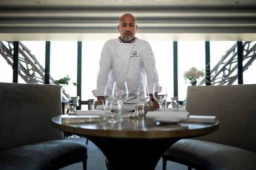 Le chef français Frédéric Anton règne sur le Jules Verne, restaurant de la Tour Eiffel à 125m du sol. (Lionel BONAVENTURE/AFP)