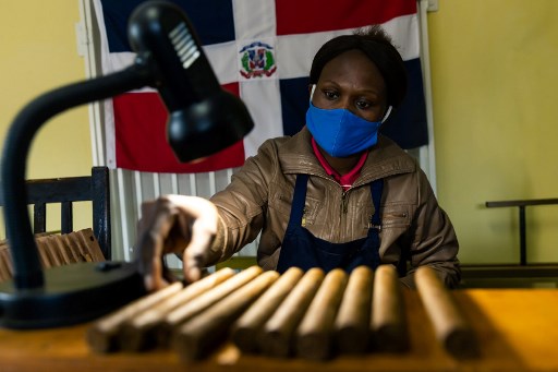 A Mosi Oa Tunya, première manufacture de cigares au Zimbabwe, une ouvrière inspecte la production. (Jekesai NJIKIZANA/AFP)