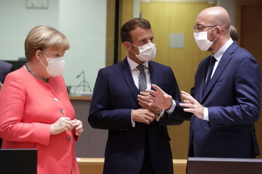 La chancelière allemande Angela Merkel, le président français Emmanuel Macron et le président du Conseil de l’Europe Charles Michel en conversation avant l’ouverture du premier sommet économique post-virus. (Stéphanie LECOQ/AFP)