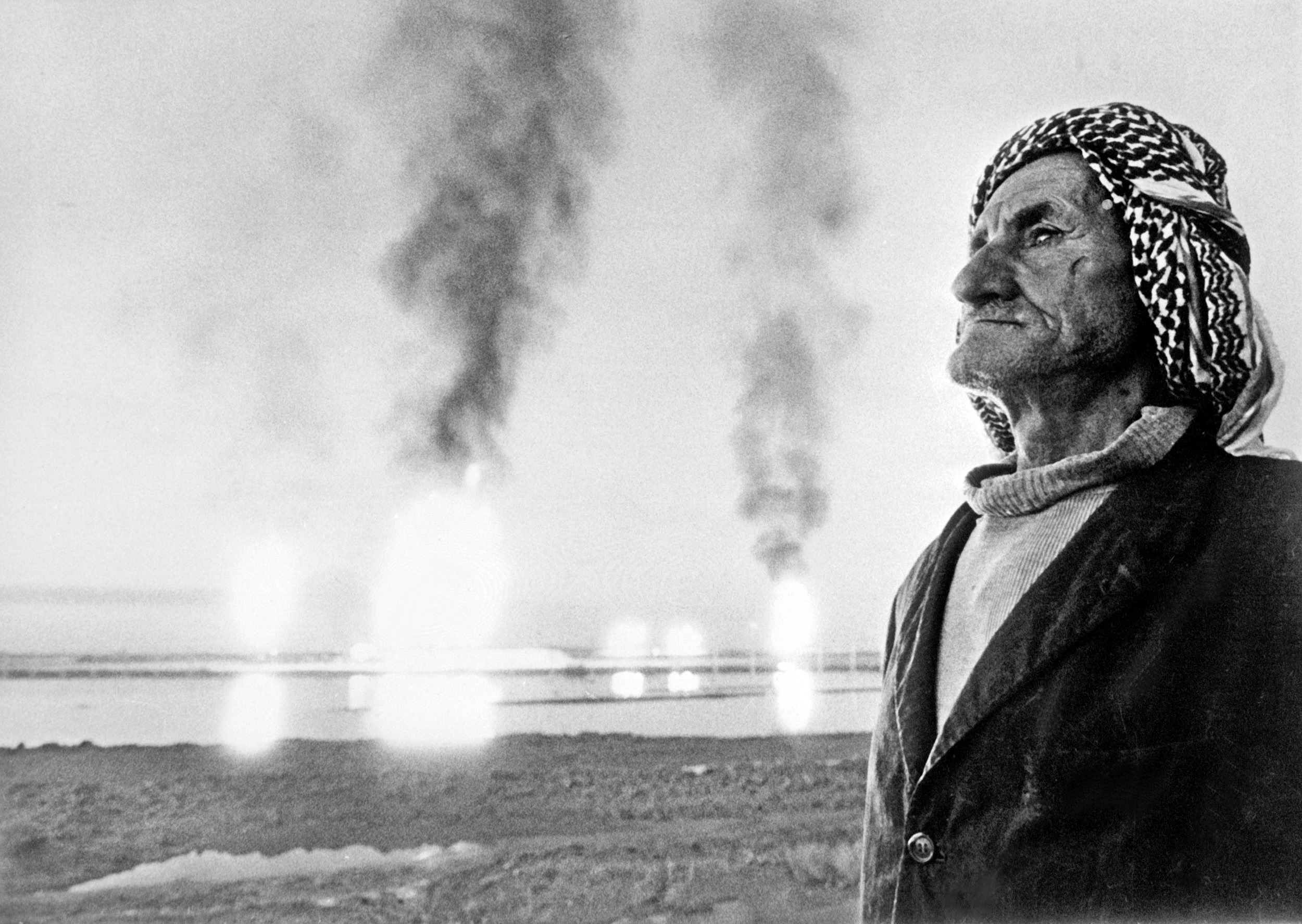 Champ de pétrole dans le désert d’Ahvaz, dans la province du Khuzestan, au sud-ouest de l’Iran ; une région riche dont les habitants se plaignent régulièrement d’être négligés. (photo d’archives, 1975, AFP)