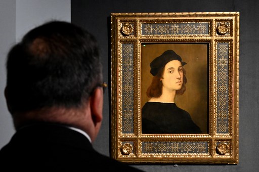 « Autoportrait » de Raphaël à l’exposition marquant le 500e anniversaire du maître de la Renaissance italienne, au Quirinal, Rome. (Alberto PIZZOLI/AFP)