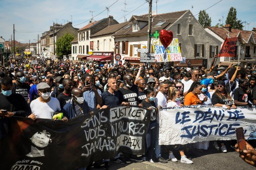 Marche à Beaumont-sur-Oise sous le thème du climat et contre les violences policières, pour la quatrième commémoration de la mort d’Adama Traoré (Bertrand GUAY/AFP)