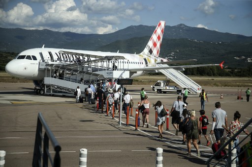 Voyageurs à l’embarquement de l’aéroport Napoléon Bonaparte d’Ajaccio le 14 juillet dernier, la fréquentation touristique de l’Île de Beauté ayant repris dès la fin du confinement (Pascal POCHARD/AFP)
