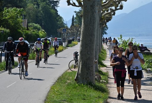 Randonnée à bicyclette sur les bords du lac d’Annecy à la sortie des mesures de confinement adoptées par la France suite à la Covid-19 (Philippe DEASMAZES/AFP)