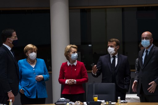 Concertation sous masques entre la chancelière allemande Angela Merkel, le Premier ministre néerlandais Mark Rutte, la présidente de la Commission européenne Ursula von der Leyen et le président français Emmanuel Macron lors du sommet de sauvetage économique de l’Union européenne. (Francisco SECO/AFP)