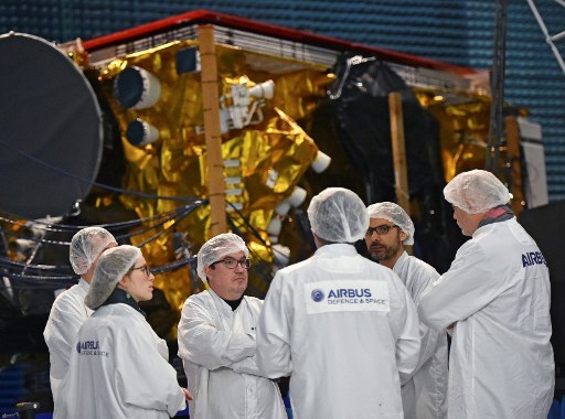 Au quartier général d’Airbus à Toulouse, le satellite hybride SES-14 de 4 tonnes équipé d’un moteur plasma. (Rémy GABALDA/AFP)