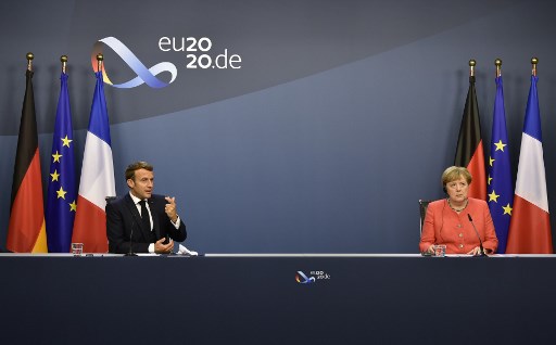 Macron et Merkel saluent côte à côte une journée "historique" pour l'UE