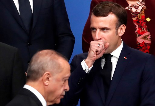 Photo éloquente d’Emmanuel Macron et Recep Tayyip Erdogan lors de la photo de famille du sommet de l’OTAN, en décembre 2019. (Christian HARTMANN/AFP)