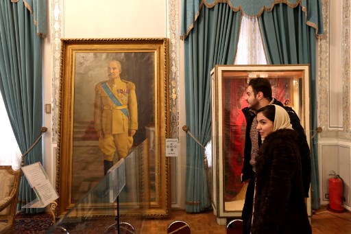 Visiteurs au Green Palace, résidence éphémère du Chah Mohammad Reza Pahlavi, au complexe muséal Sa’d Abad au Nord de Téhéran. (Atta KENARE/AFP)