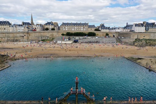 Vue aérienne de Saint Malo. Les vacances subventionnées offrent aux personnes en précarité une évasion bienvenue. (Damien MEYER/AFP)