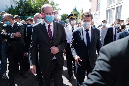 Le Premier ministre Jean Castex accompagné par le maire de Nice Christian Estrosi et le garde des sceaux Eric Dupond-Moretti à Nice, lors d’une visite axée sur la sécurité. (Yann Coastsaliou/AFP)