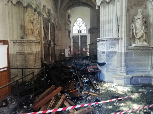 Les restes du grand orgue de la cathédrale Saint-Pierre et Saint-Paul de Nantes, incendiée le 18 juillet dernier. La thèse criminelle est désormais confirmée. (Anny André/AFP)