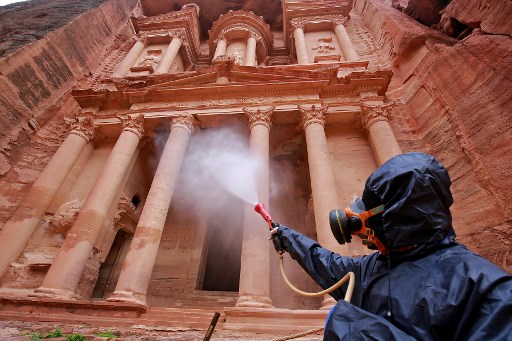 Opération de désinfection sur le site archéologie de Petra, en Jordanie (Khalil Mazraawi/AFP)