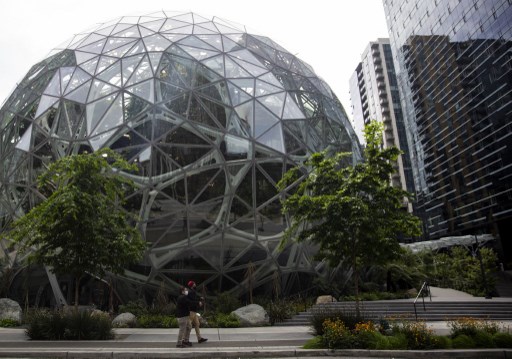 Devant le siège d’Amazon à Seattle Washington en avril dernier. L’entreprise de commerce électronique a enregistré 75,4 milliards de dollars au premier trimestre 2020. (Lindsey Wasson/Getty Images via AFP)