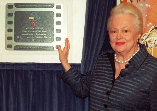 Olivia de Havilland dévoilant une plaque commémorative en l’honneur de Vivien Leigh, sa comparse dans Autant en emporte le vent (Rosie Hallam/AFP)