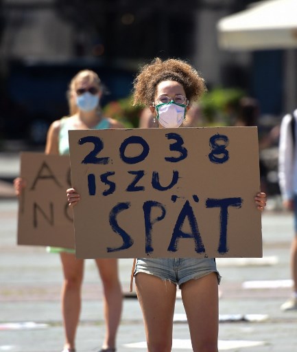 « 2038, il sera trop tard », dit cette pancarte brandie par des manifestants écologistes contre la décision par l’Allemagne d’abandonner le charbon à cette date. (Tina Fassbender/AFP)