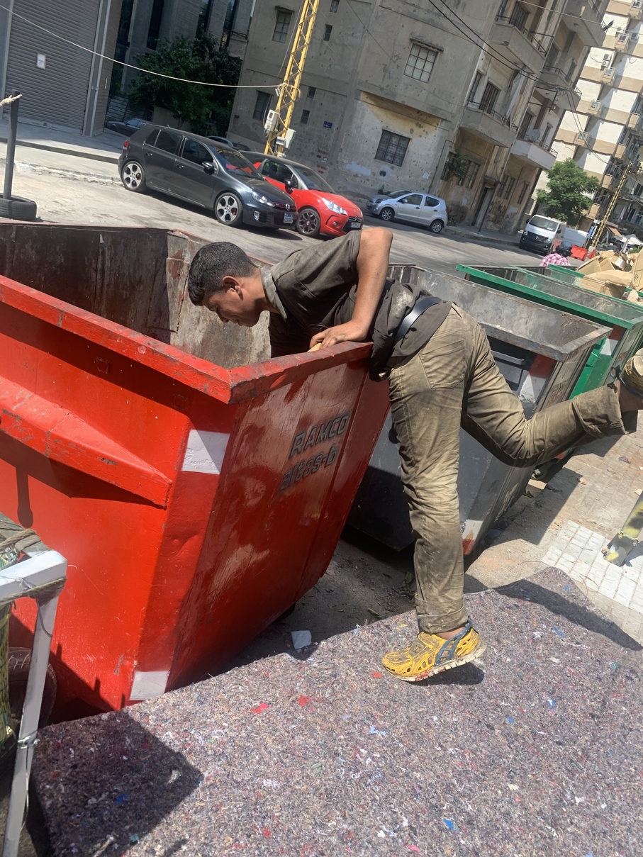 Au Liban, certains fouillent désormais les poubelles pour se nourrir