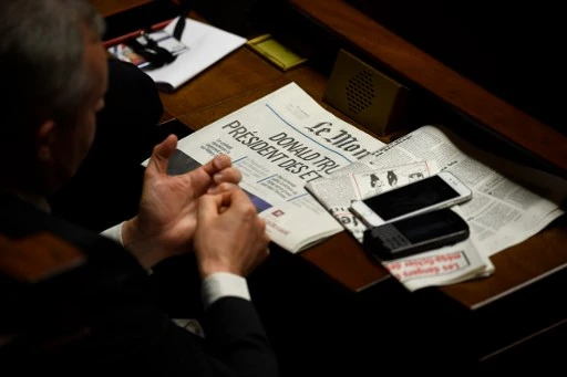 Les députés français sont souvent surpris lisant Le Monde dans l’Hémicycle. Ici, sur le pupitre d’un parlementaire, la Une du quotidien annonçant la victoire de Donald Trump en 2016 (Eric Feferberg/AFP)