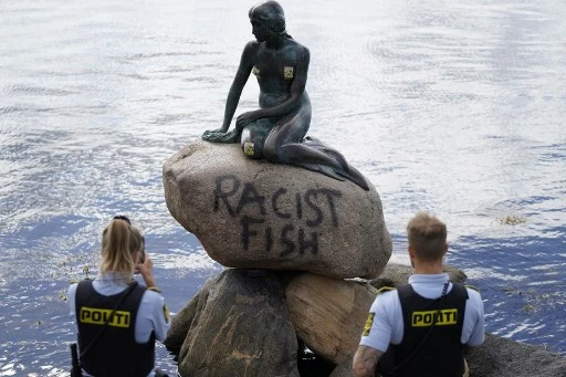 La police danoise photographie la statue de la Petite Sirène, vandalisée le 3 juillet 2020 (Mads Claus RASMUSSEN / Ritzau SCANPIX / AFP