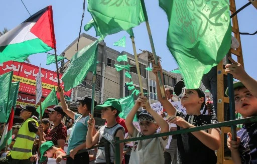 Rassemblement de Palestiniens pro-Hamas contre les plans d’annexions israéliens de la Cisjordanie. (Said KHATIB/AFP)